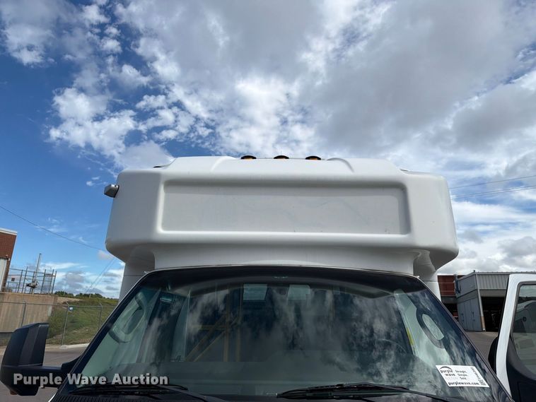 image for item FH6395 2013 Ford E450 shuttle bus