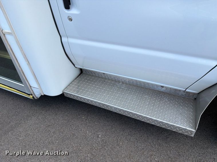 image for item FH6395 2013 Ford E450 shuttle bus