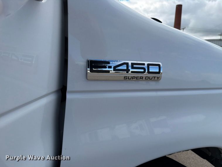 image for item FH6395 2013 Ford E450 shuttle bus