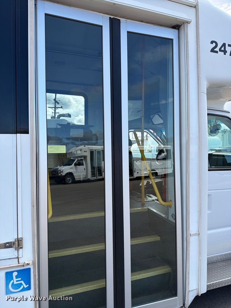 image for item FH6395 2013 Ford E450 shuttle bus