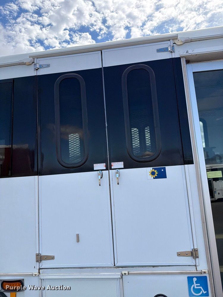 image for item FH6395 2013 Ford E450 shuttle bus
