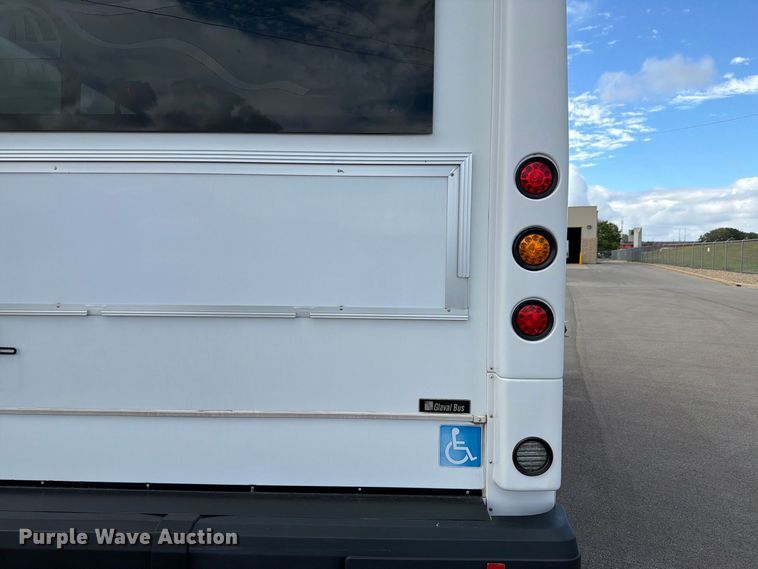 image for item FH6395 2013 Ford E450 shuttle bus