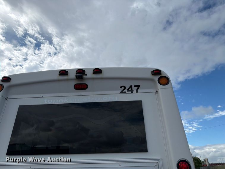 image for item FH6395 2013 Ford E450 shuttle bus