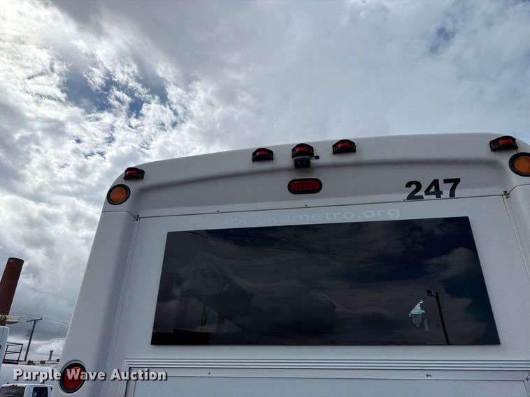 image for item FH6395 2013 Ford E450 shuttle bus