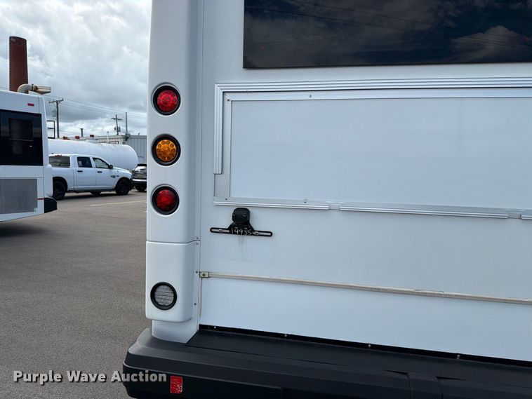 image for item FH6395 2013 Ford E450 shuttle bus