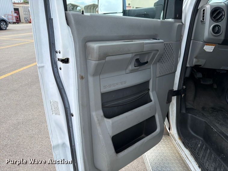 image for item FH6395 2013 Ford E450 shuttle bus