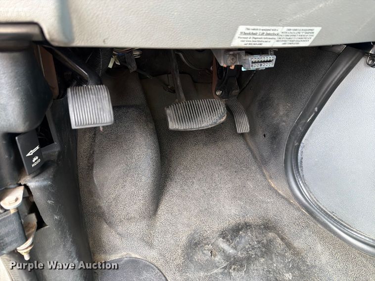image for item FH6395 2013 Ford E450 shuttle bus