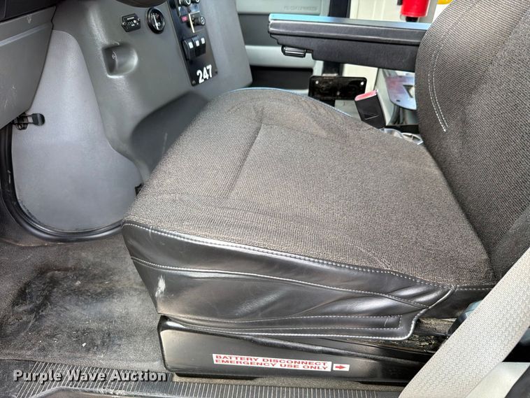 image for item FH6395 2013 Ford E450 shuttle bus