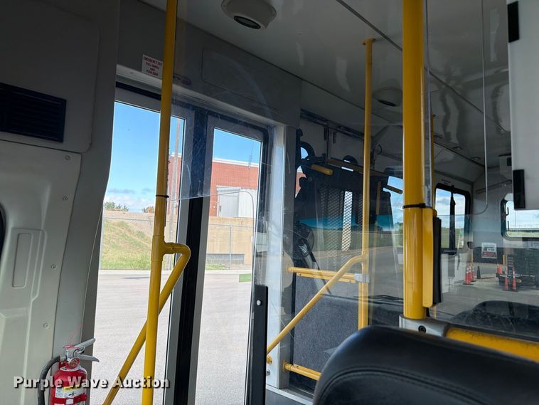 image for item FH6395 2013 Ford E450 shuttle bus