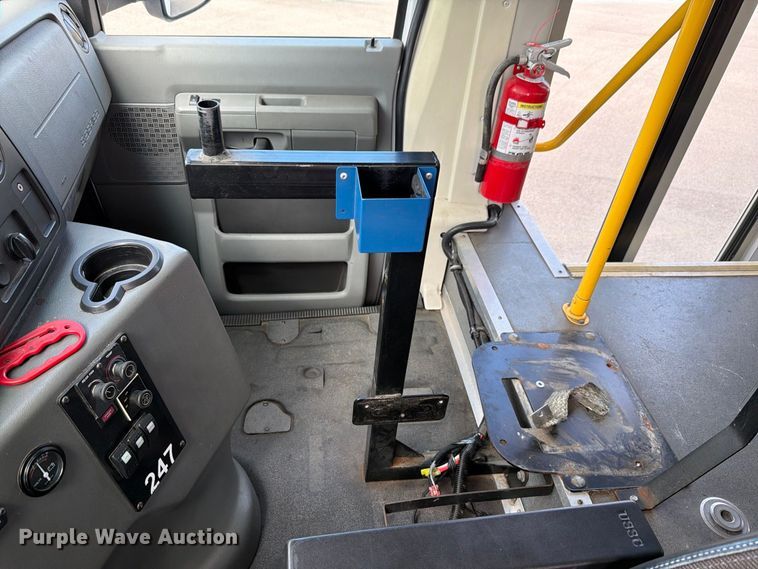 image for item FH6395 2013 Ford E450 shuttle bus