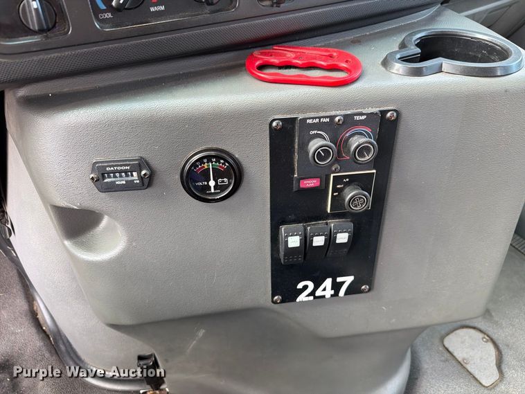 image for item FH6395 2013 Ford E450 shuttle bus