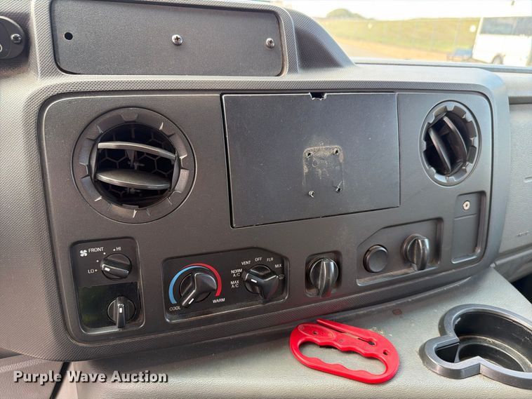 image for item FH6395 2013 Ford E450 shuttle bus