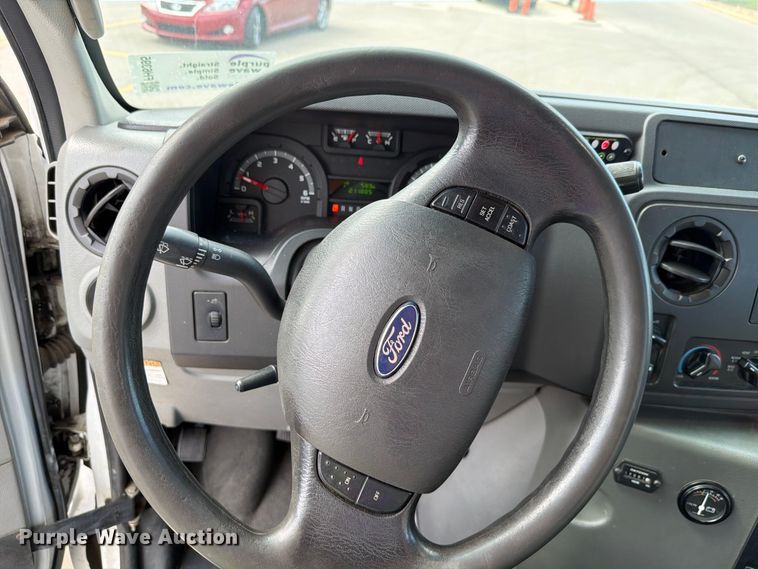 image for item FH6395 2013 Ford E450 shuttle bus