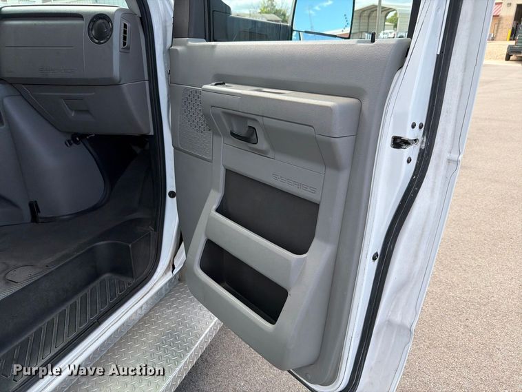 image for item FH6395 2013 Ford E450 shuttle bus