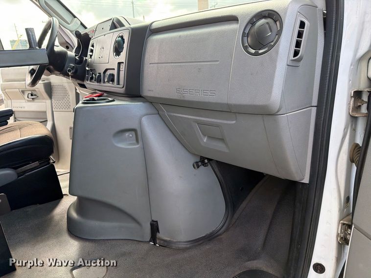 image for item FH6395 2013 Ford E450 shuttle bus
