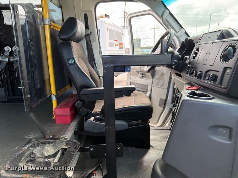 image for item FH6395 2013 Ford E450 shuttle bus