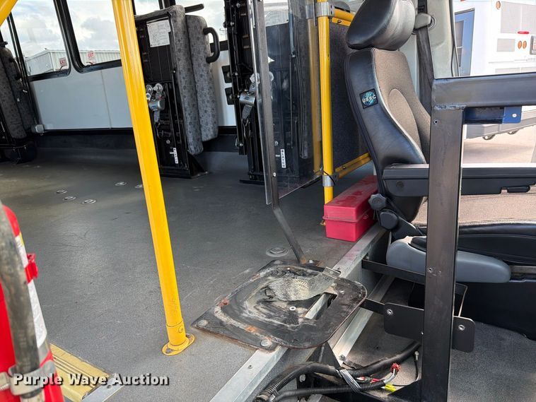image for item FH6395 2013 Ford E450 shuttle bus