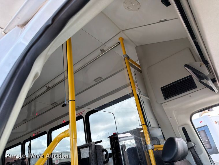 image for item FH6395 2013 Ford E450 shuttle bus