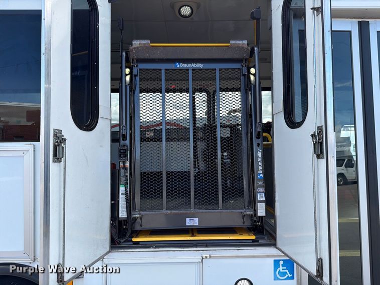 image for item FH6395 2013 Ford E450 shuttle bus