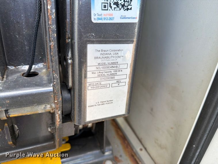 image for item FH6395 2013 Ford E450 shuttle bus