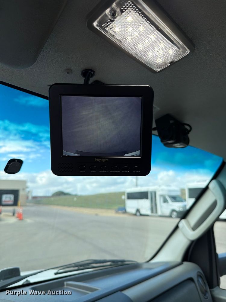 image for item FH6395 2013 Ford E450 shuttle bus