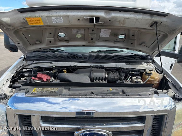 image for item FH6395 2013 Ford E450 shuttle bus