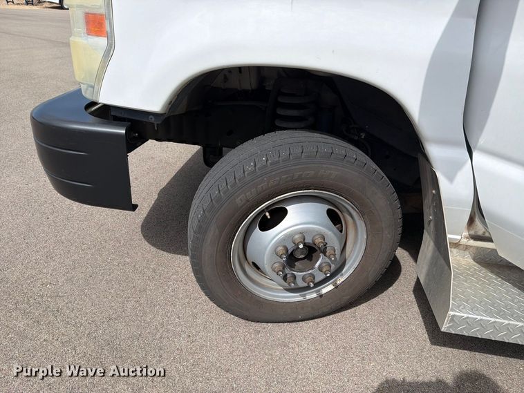 image for item FH6395 2013 Ford E450 shuttle bus