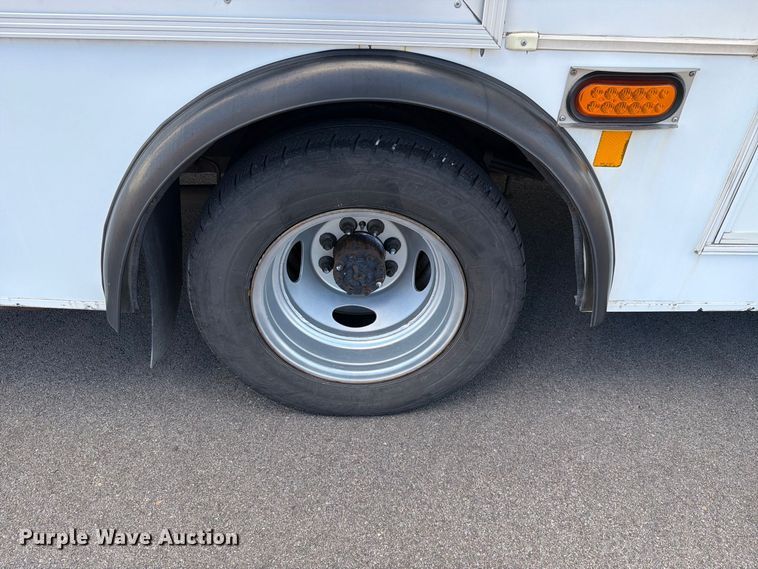image for item FH6395 2013 Ford E450 shuttle bus