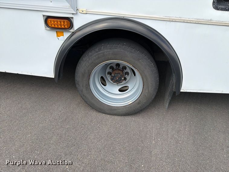 image for item FH6395 2013 Ford E450 shuttle bus