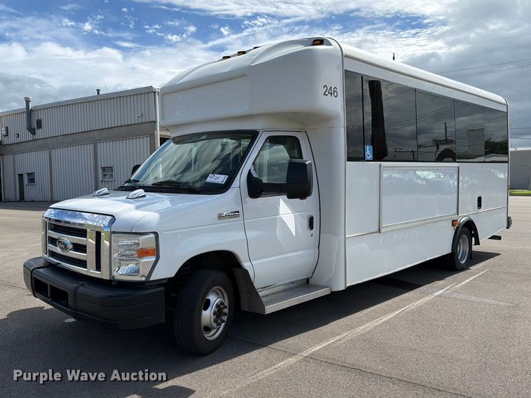 2013 Ford E450 shuttle bus