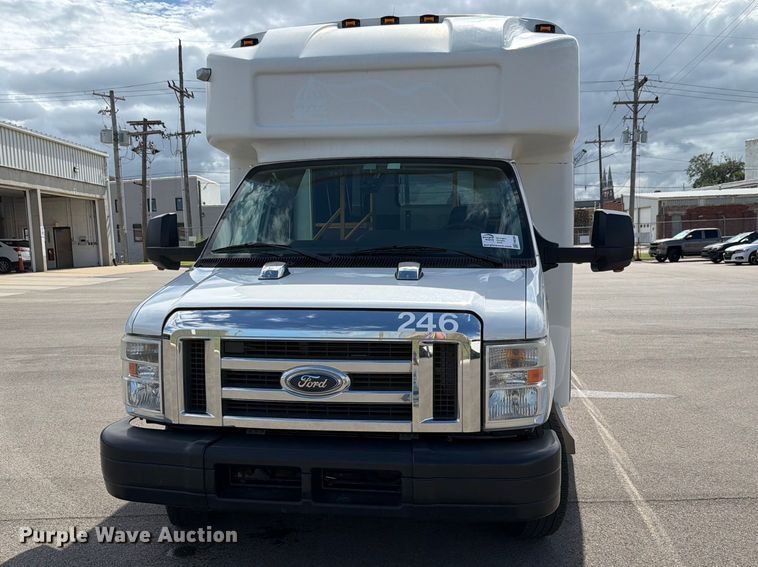 image for item FH6396 2013 Ford E450 shuttle bus