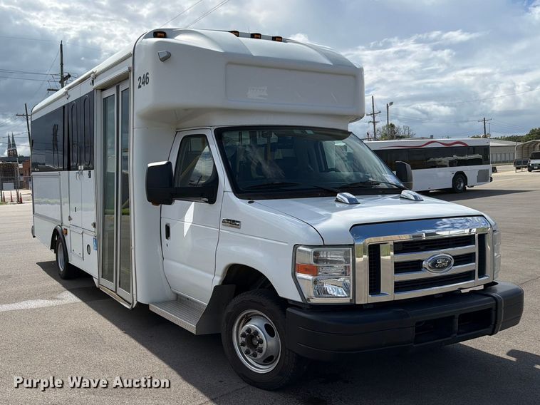 image for item FH6396 2013 Ford E450 shuttle bus