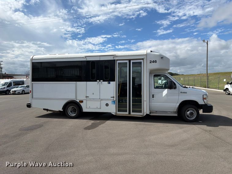 image for item FH6396 2013 Ford E450 shuttle bus