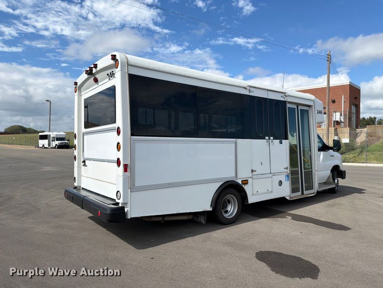 image for item FH6396 2013 Ford E450 shuttle bus