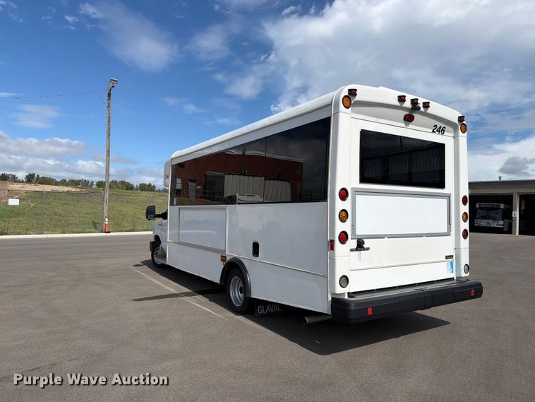 image for item FH6396 2013 Ford E450 shuttle bus