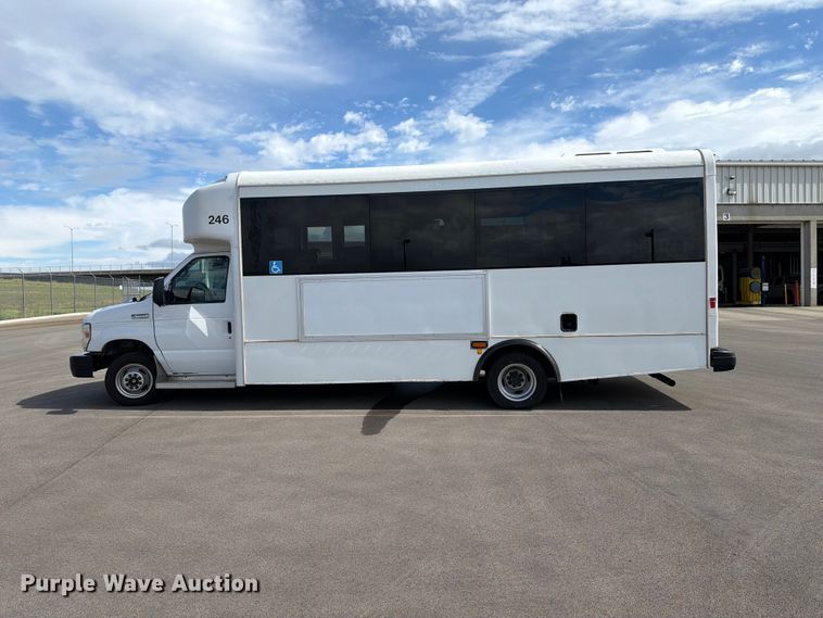 image for item FH6396 2013 Ford E450 shuttle bus