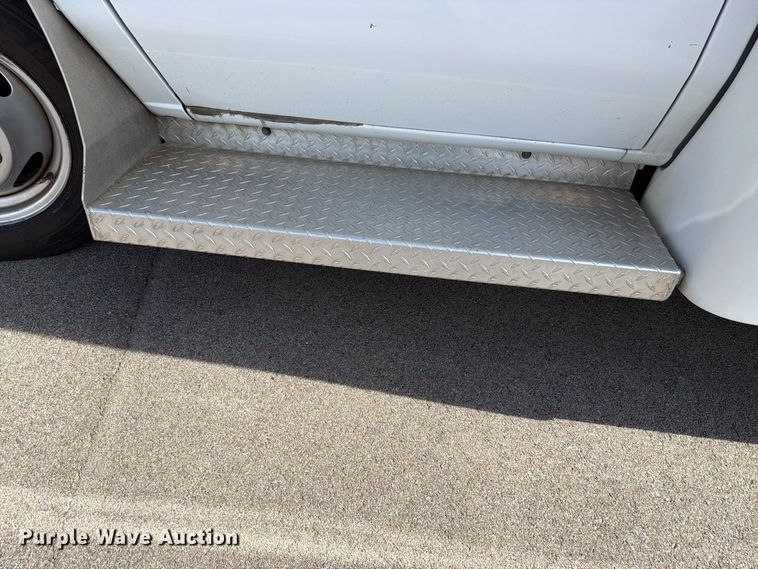 image for item FH6396 2013 Ford E450 shuttle bus