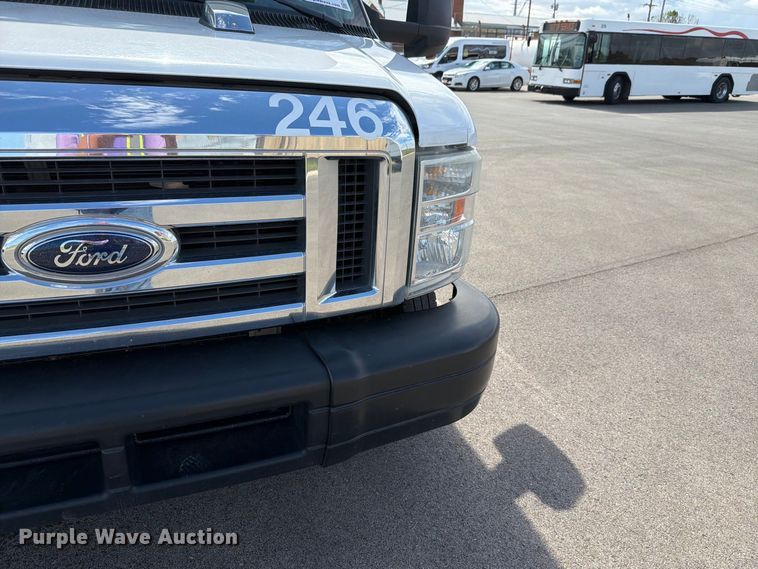 image for item FH6396 2013 Ford E450 shuttle bus