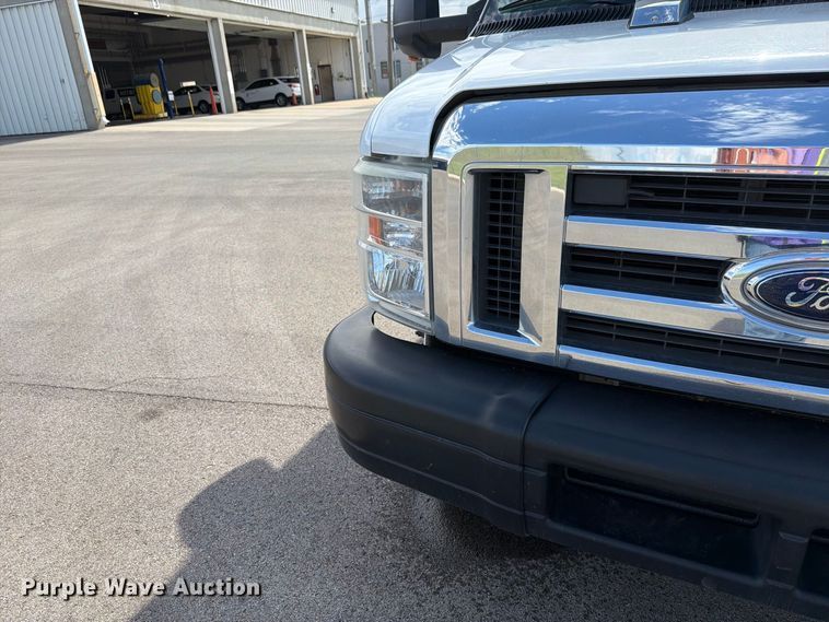 image for item FH6396 2013 Ford E450 shuttle bus