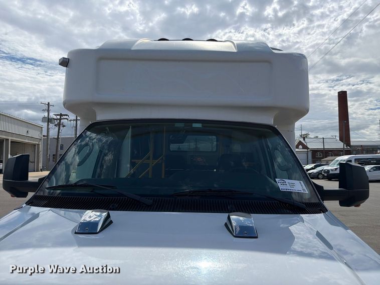 image for item FH6396 2013 Ford E450 shuttle bus