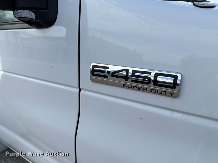 image for item FH6396 2013 Ford E450 shuttle bus