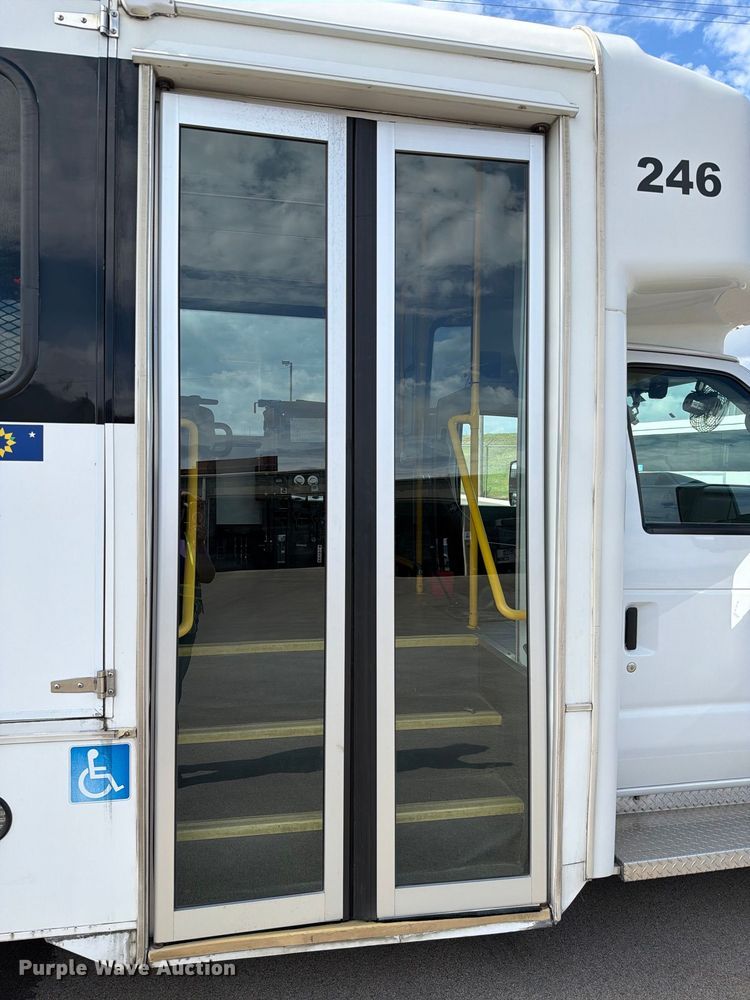 image for item FH6396 2013 Ford E450 shuttle bus