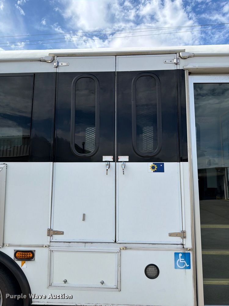 image for item FH6396 2013 Ford E450 shuttle bus