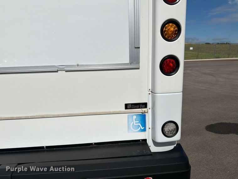image for item FH6396 2013 Ford E450 shuttle bus