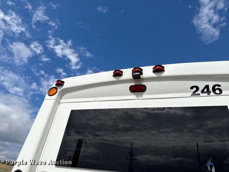image for item FH6396 2013 Ford E450 shuttle bus