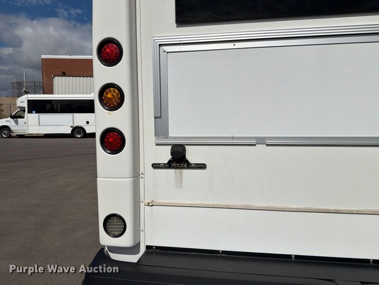 image for item FH6396 2013 Ford E450 shuttle bus