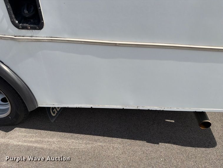 image for item FH6396 2013 Ford E450 shuttle bus