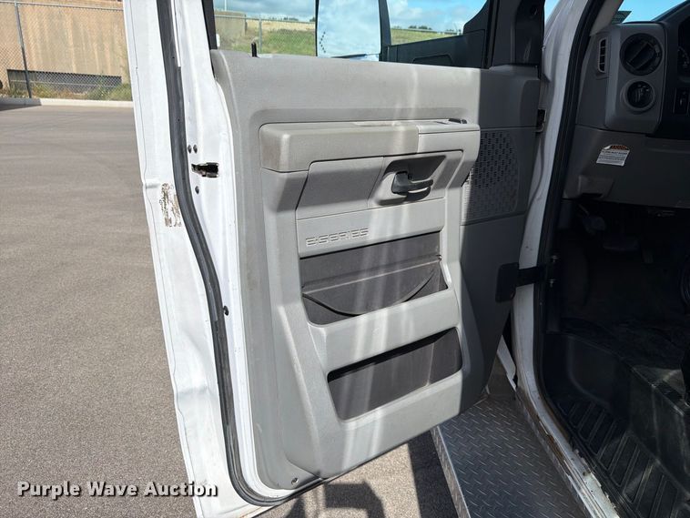 image for item FH6396 2013 Ford E450 shuttle bus