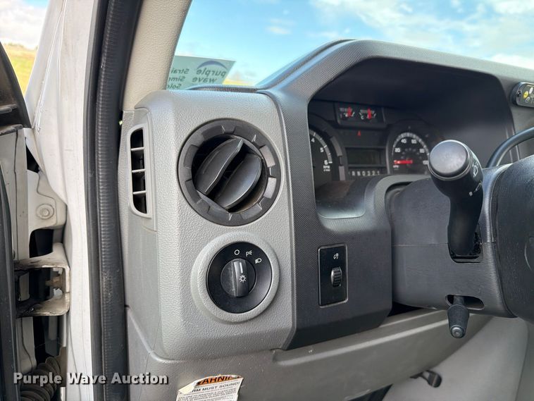 image for item FH6396 2013 Ford E450 shuttle bus