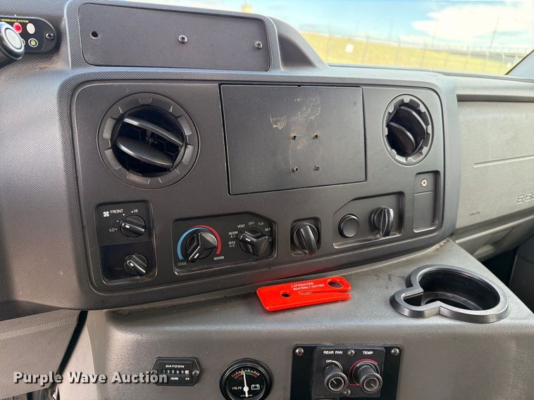 image for item FH6396 2013 Ford E450 shuttle bus
